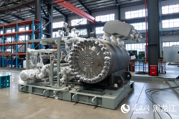全新下线的氦气压缩机组。人民网 徐成龙摄