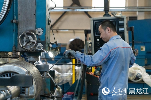 经过测试的氦气压缩机组将陆续运至核电站投入使用。人民网 徐成龙摄