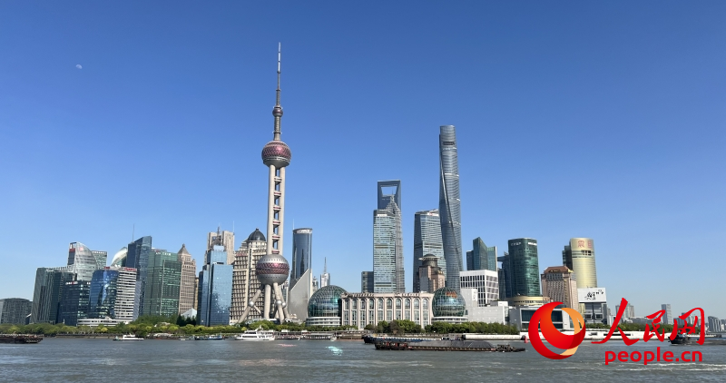 陆家嘴刺破云霄的天际线。人民网 马作鹏摄