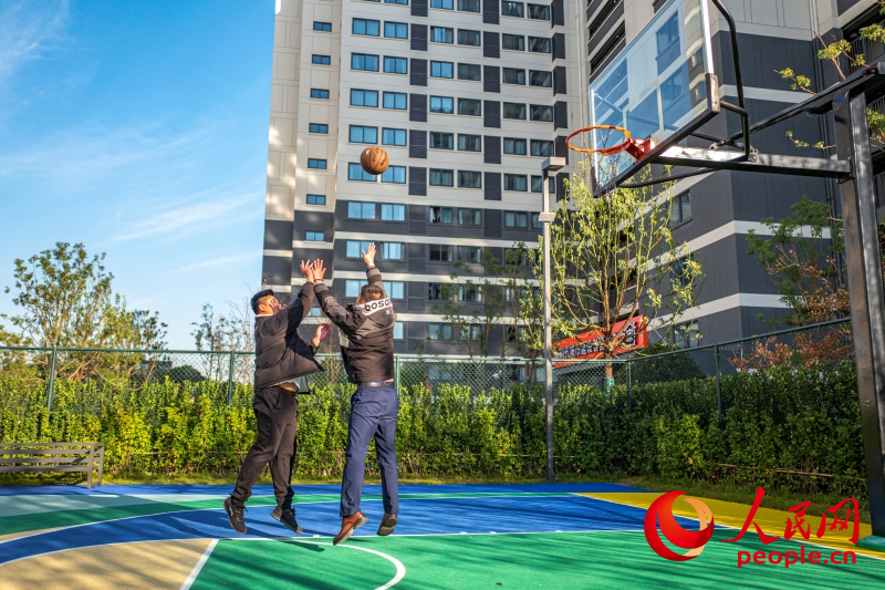 工作之余,张颂蔚(右)喜欢与室友打打篮球。人民网记者 王初摄